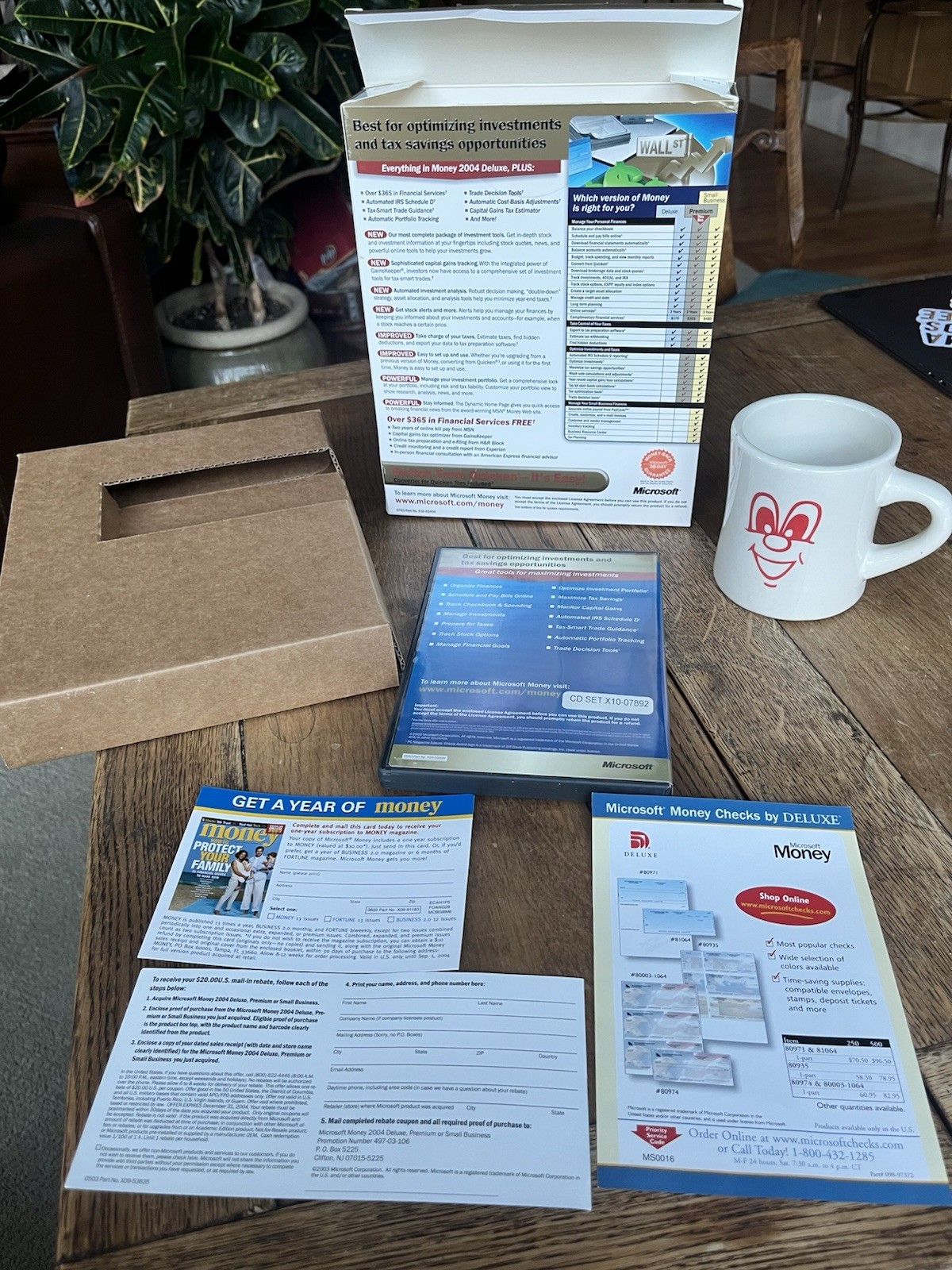Microsoft Money 2004 Deluxe For Windows – Complete Retail Box | Employee Promo
