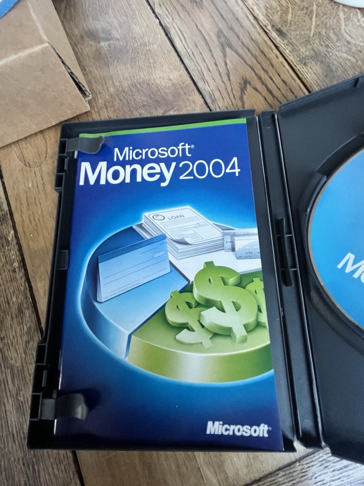 Microsoft Money 2004 Deluxe For Windows – Complete Retail Box | Employee Promo