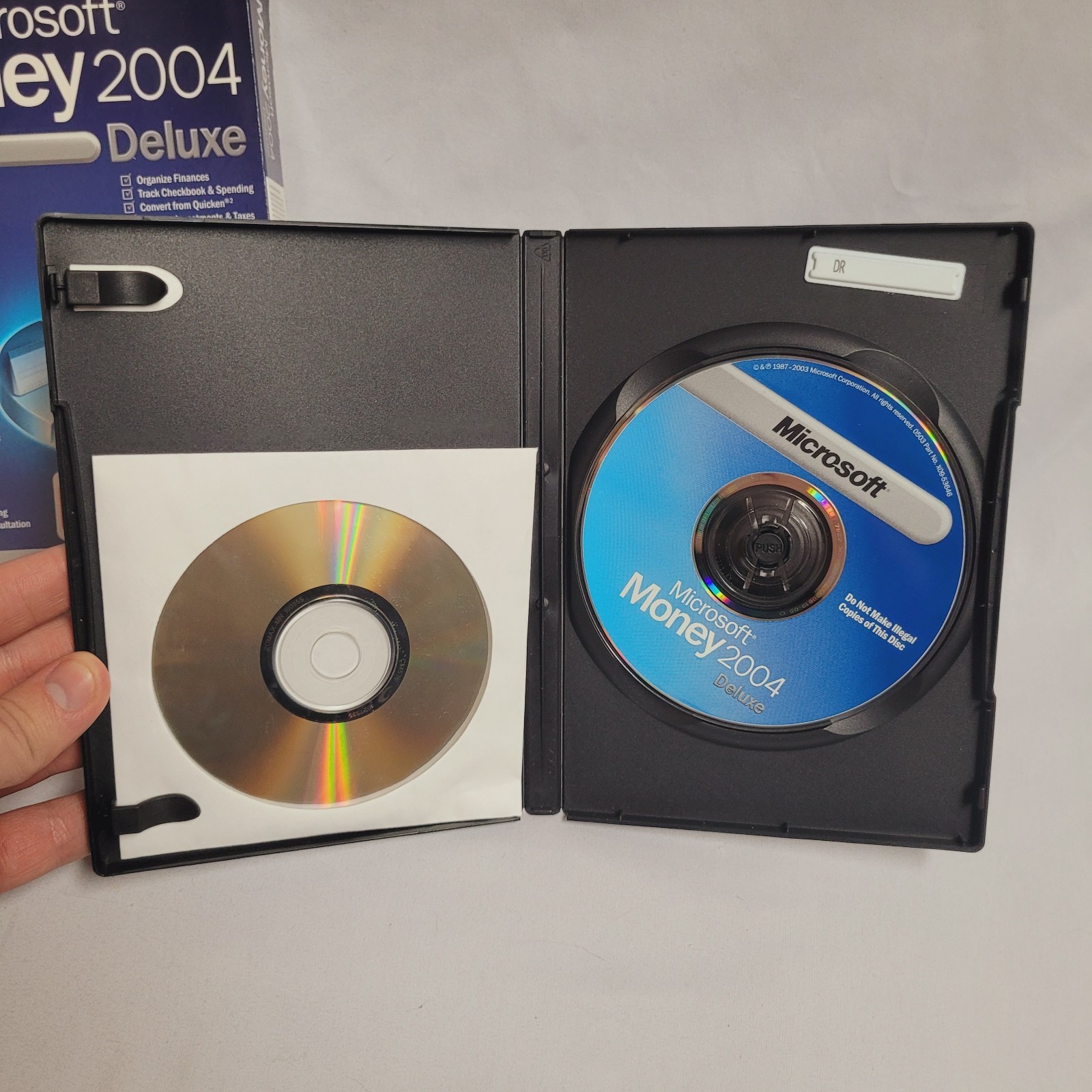 Microsoft Money 2004 Deluxe For Windows – Set In Retail Box | Program Software